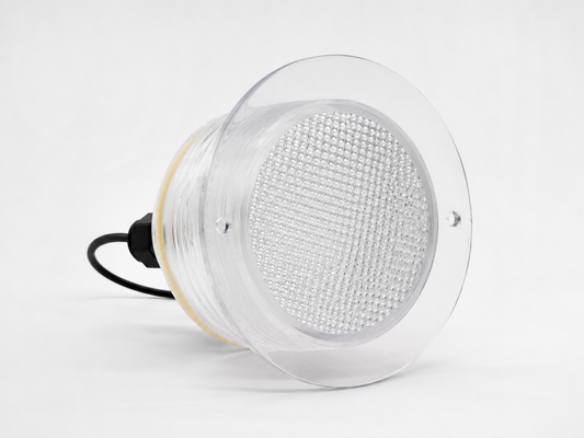 Bloc lampe O'Ryan SP2500 vu de trois quarts : collerette ronde transparente à deux petits trous, lentille prismatique et câble noir.